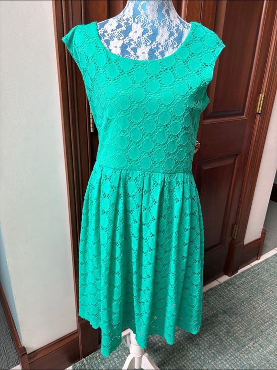 Ronni Nicole Dresses & Skirts - Ronni Nicole eyelet lace circle pattern dress green  scoop neck sleeveless/stret
